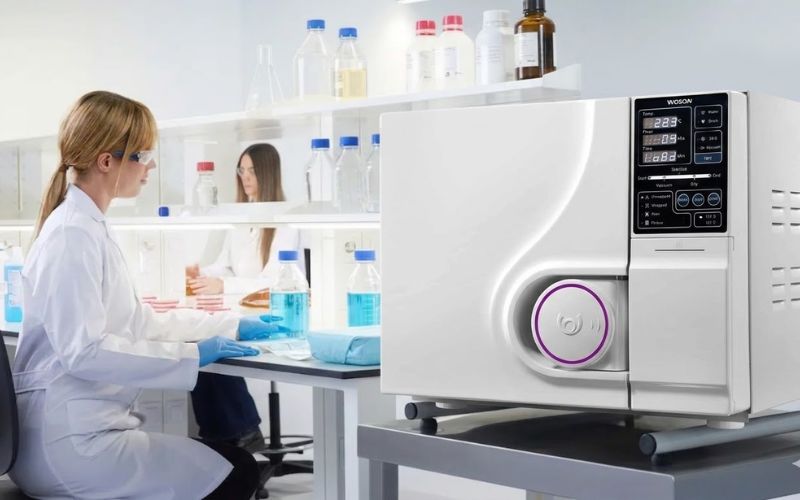 Esterilización por autoclave en laboratorio con equipo de vapor