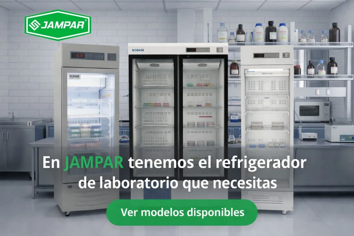 Refrigeradoras de laboratorio clínico exhibidas en un entorno profesional.