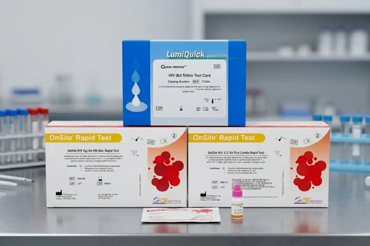 Cajas de pruebas rápidas de VIH LumiQuick y OnSite apiladas en un mesón de laboratorio clínico