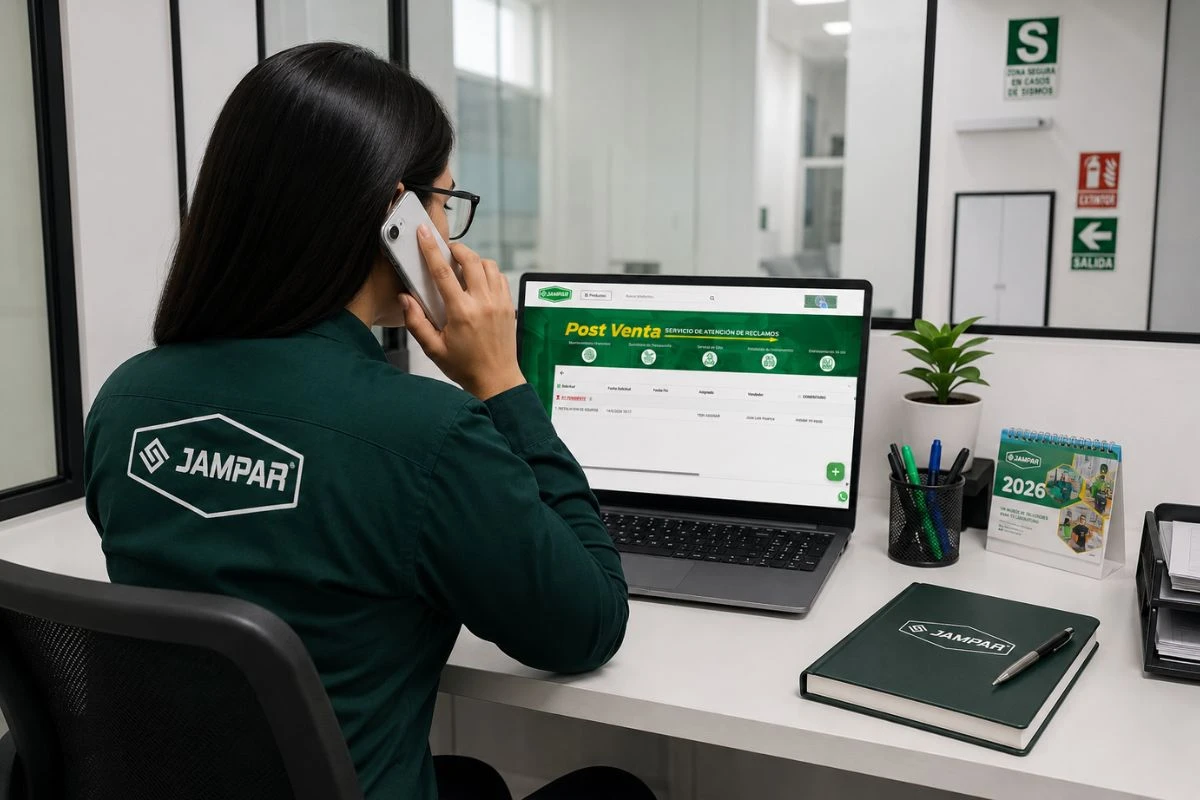 Operadora de Post Venta JAMPAR atendiendo a un cliente desde oficina técnica con plataforma de seguimiento de servicios en laptop
